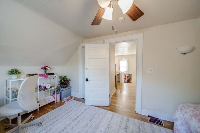 Building Photo - Ultimate 6-Bedroom House with Spacious Liv...