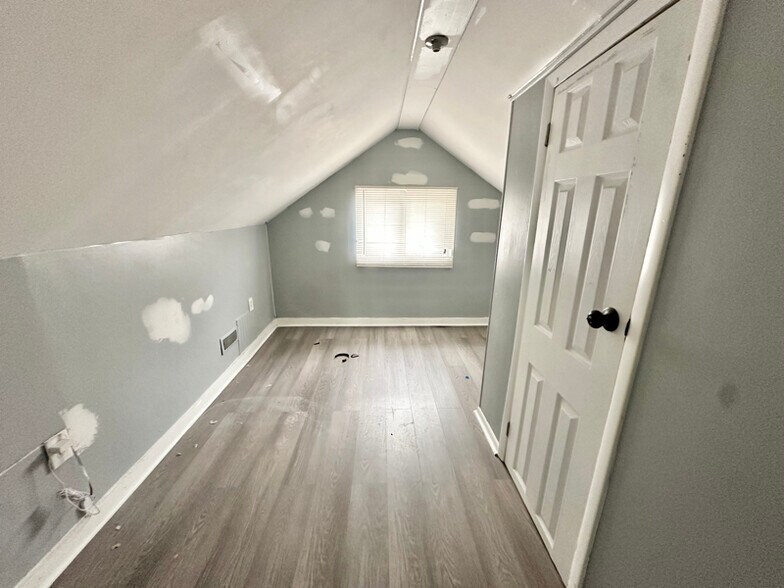 Building Photo - 308 W Almond St