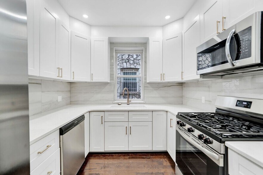 Building Photo - 251 E 46th St