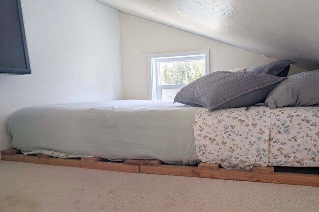 Building Photo - 445 Hansen Ln