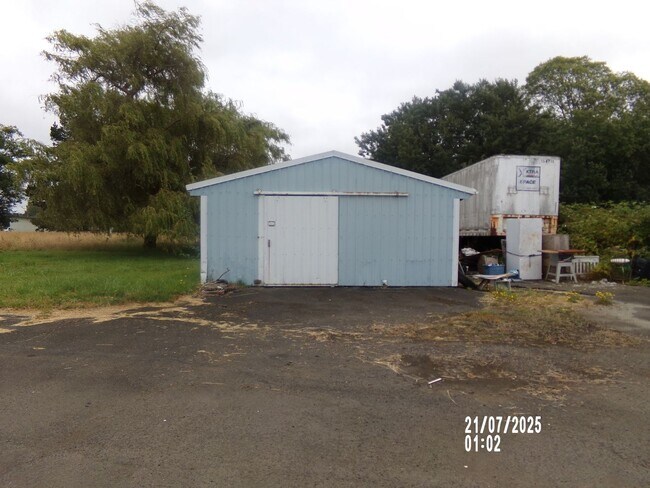 Building Photo - 3bd 2ba with 4 garages