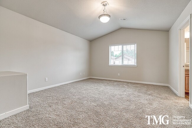 Building Photo - 3 Bedroom/2.5 Bath With Fenced Backyard, W/D Included, and AC!