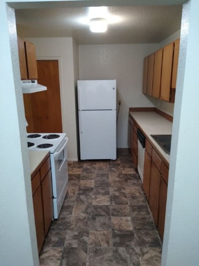 Building Photo - 2 bedroom 1 bath apartment very close to SUU!