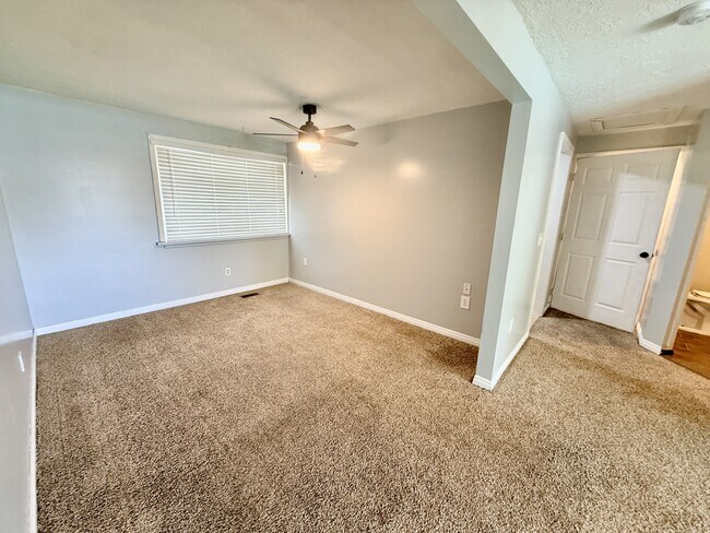 Building Photo - 1021 N 925 E St