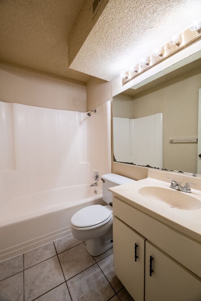 Building Photo - Pointe Condos #56