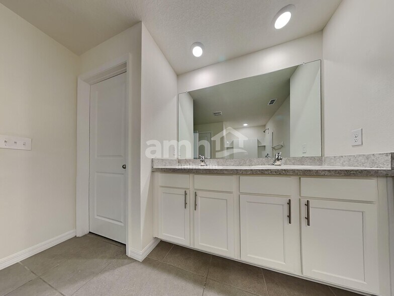 Building Photo - 10416 Flathead Dr