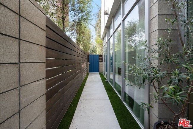 Building Photo - 720 Brooks Ave