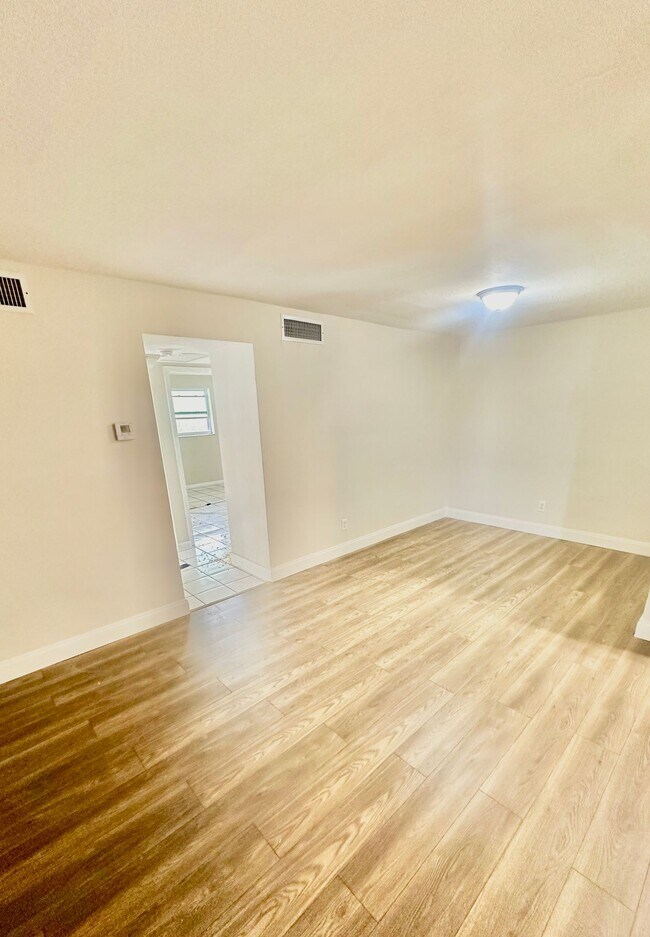Building Photo - Beautiful 1b1b For Rent Now- Miami Gardens FL