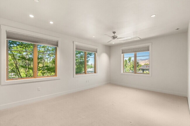 Building Photo - 175 Lithia Way