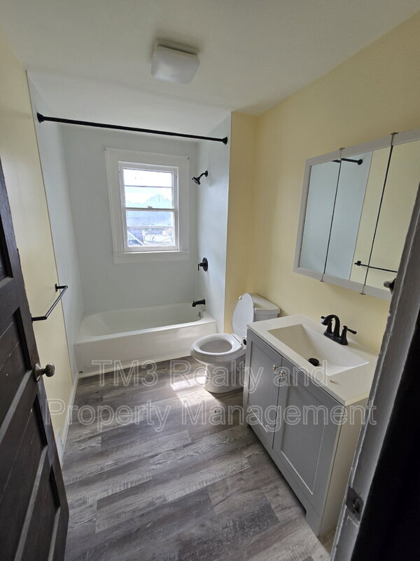 Building Photo - 302 Miami St
