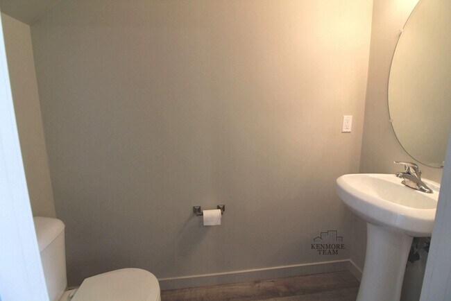 Building Photo - 3 Bedroom, 2.5 Bath Townhome in Kennewick