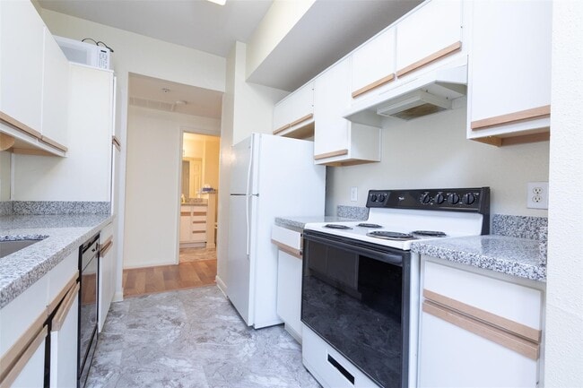 Building Photo - 1330 Old Spanish Trl