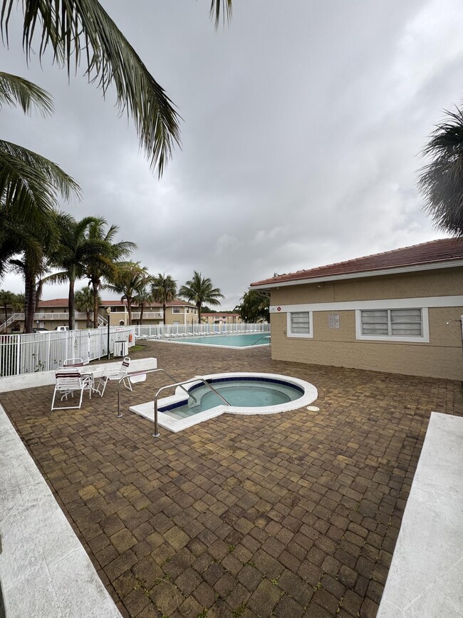 Building Photo - 10008 Twin Lakes Dr