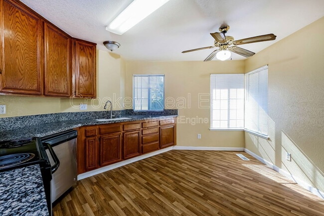 Building Photo - 3724 Gladstone Dr