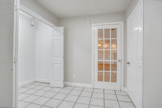 Building Photo - Large 4 bedroom!