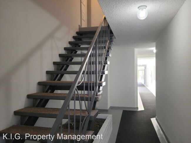 Building Photo - 1 br, 1 bath Apartment - 825 S. Bedford St...