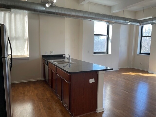 Building Photo - 2323 W Pershing Rd