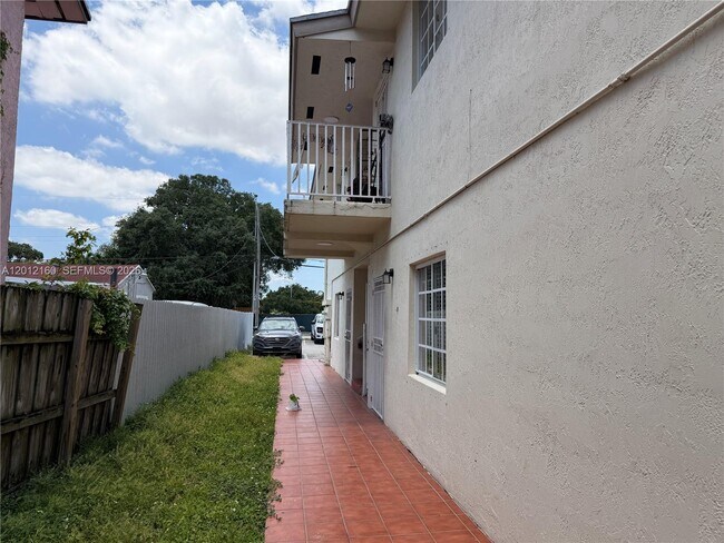 Building Photo - 837 SE 8th Ct