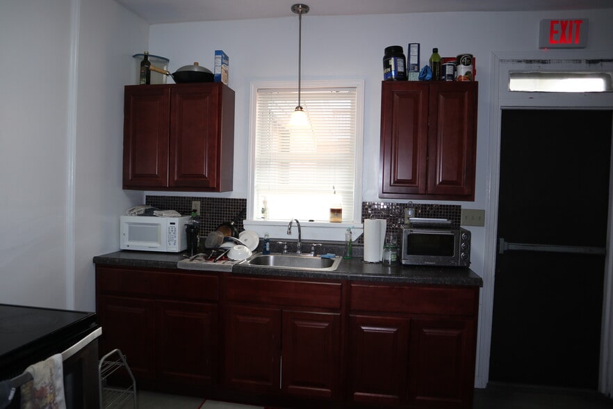 Building Photo - 831 6th St