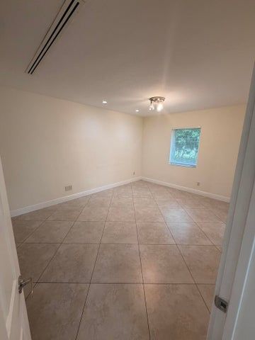 Building Photo - 2018 NE 14th Ct