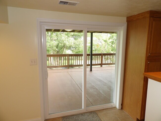 Building Photo - 102 Cedar Dr