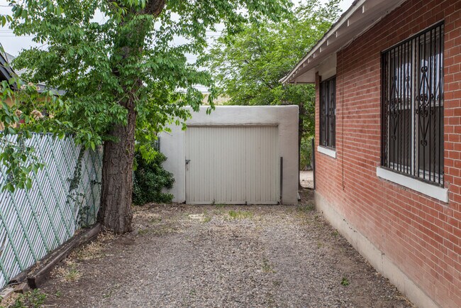 Building Photo - EDo BRICK BUNGALOW 1/BD 1/BA 1/CG