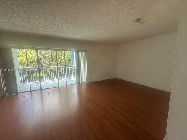 Building Photo - 9375 Fontainebleau Blvd