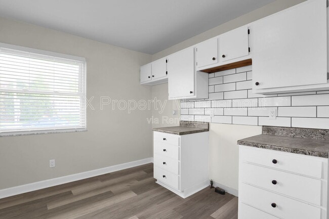 Building Photo - 711 S Chesterfield Rd