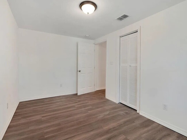 Building Photo - Affordable and Renovated 2/1!
