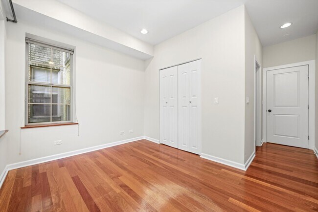 Building Photo - 3551 W Belle Plaine Ave