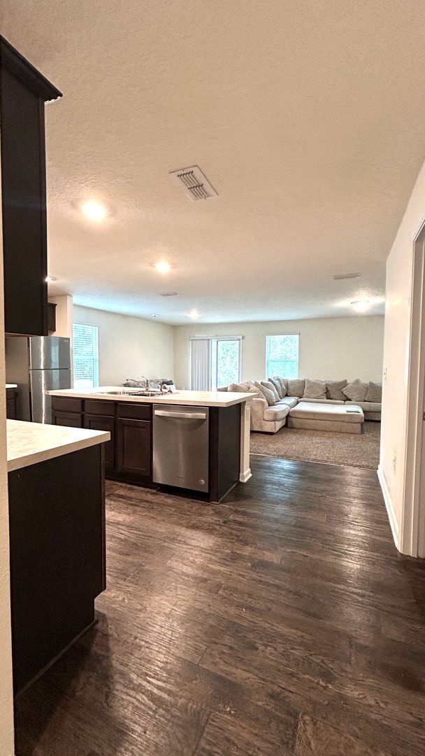 Building Photo - Fabulous 4 Bedroom 2 Bath in Pritchard Point