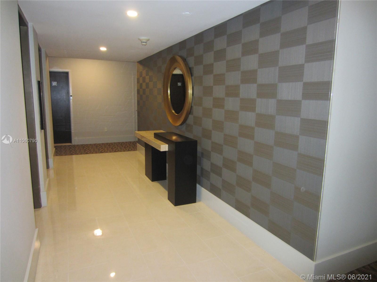 Building Photo - 1420 Brickell Bay Dr