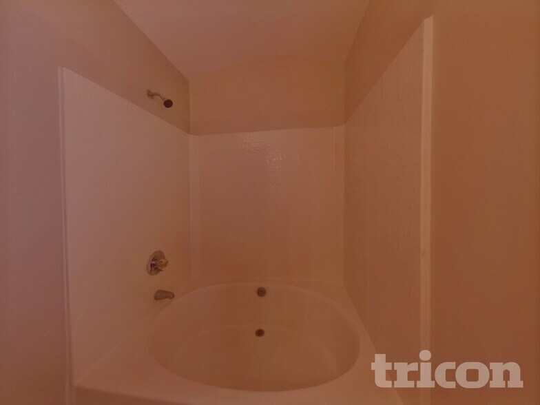 Building Photo - 4901 Farmview Dr