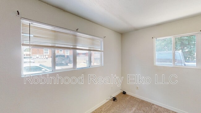 Building Photo - 741 Elm St