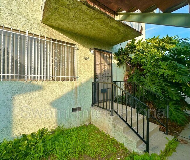 Building Photo - 1303 W 107th St