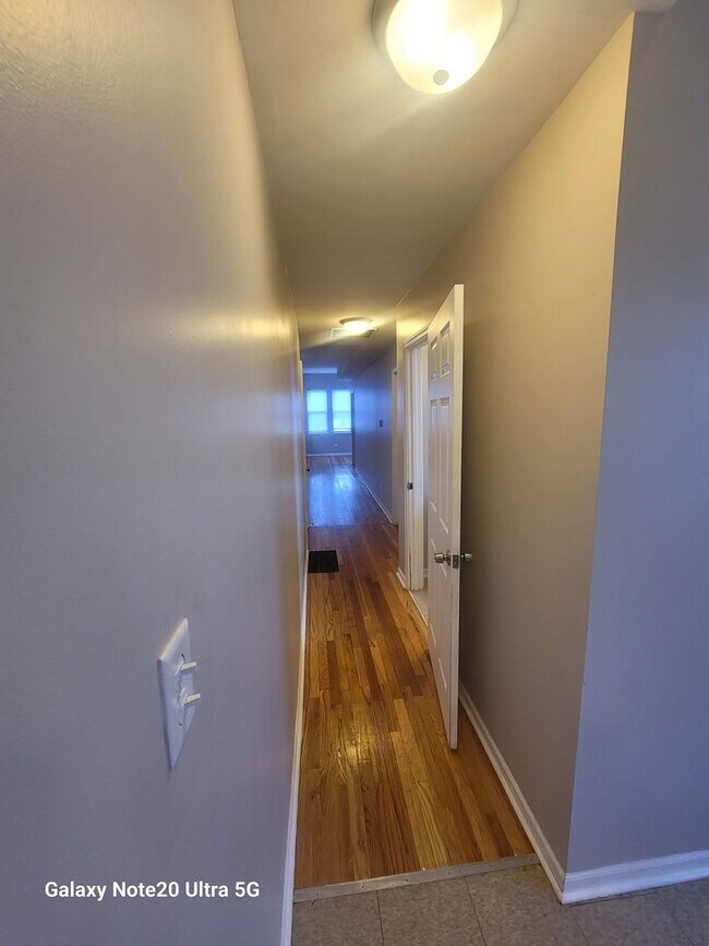 Building Photo - 1423 S Drake Ave