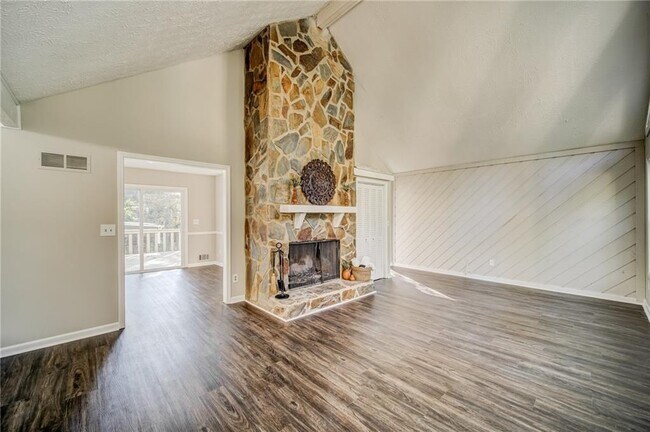 Building Photo - 4060 Oak Ferry Dr NE