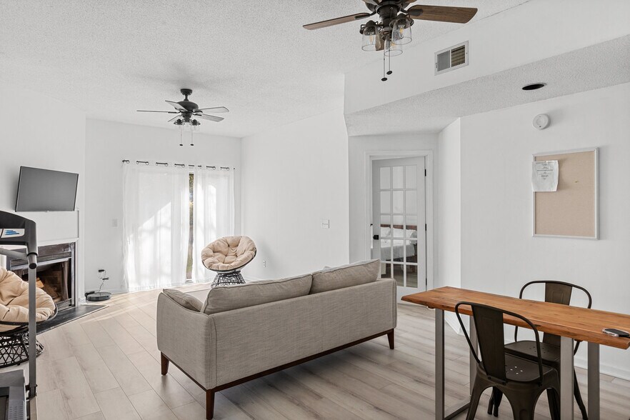 Living room - 4210 Wilshire Blvd
