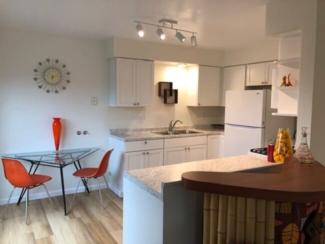 Building Photo - 2 bedroom 1.5 bath Apartment