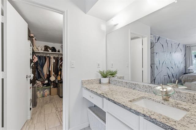 Building Photo - 10566 High Hollows Dr