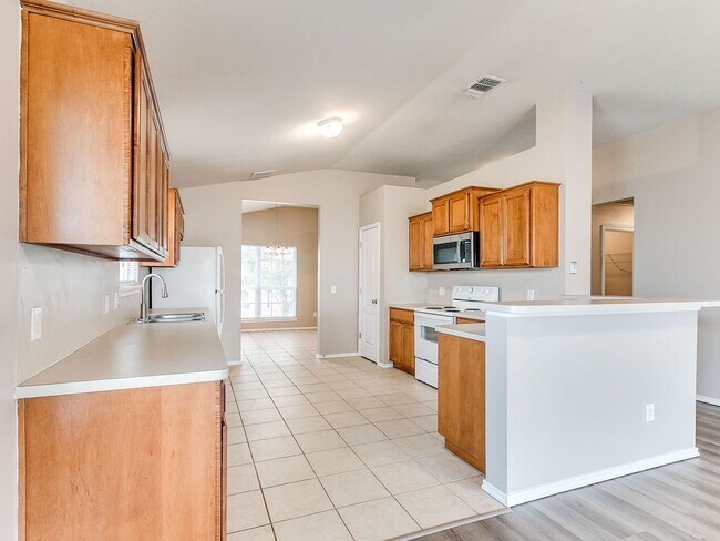 Building Photo - Beautiful Home in Edmond Community