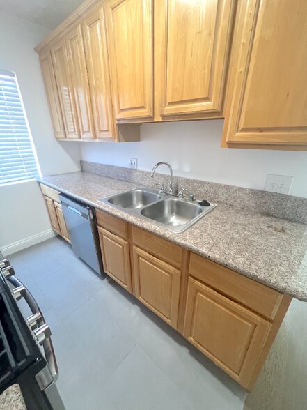 Building Photo - 10753 Palms Blvd