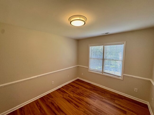 Building Photo - Stylish Living on a Cul-de-Sac in The Poin...