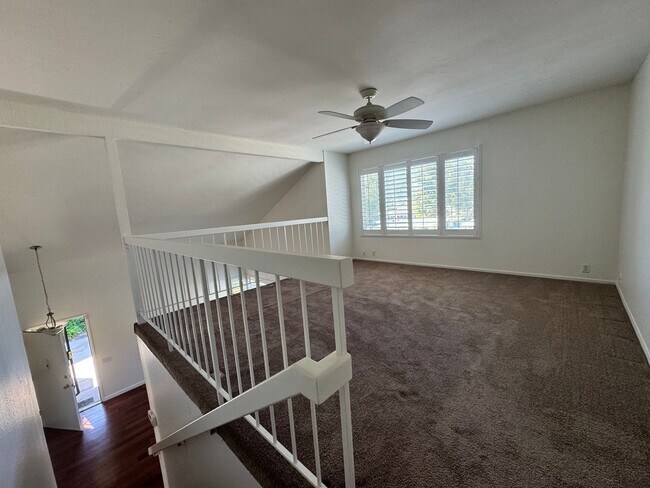 Building Photo - Beautiful bright townhome in Tierrasanta
