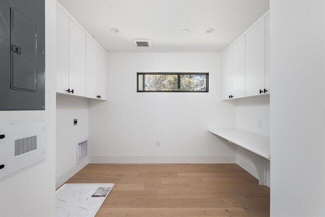 Building Photo - 1603 Chelsea Ln