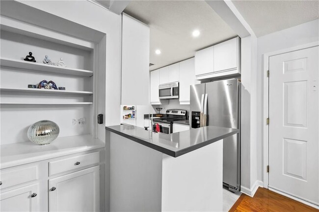 Building Photo - 25108 Plantation Dr NE
