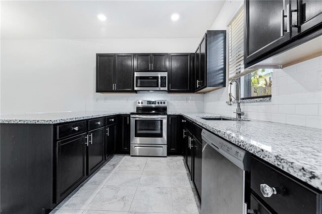 Building Photo - 1616 SW 28th St