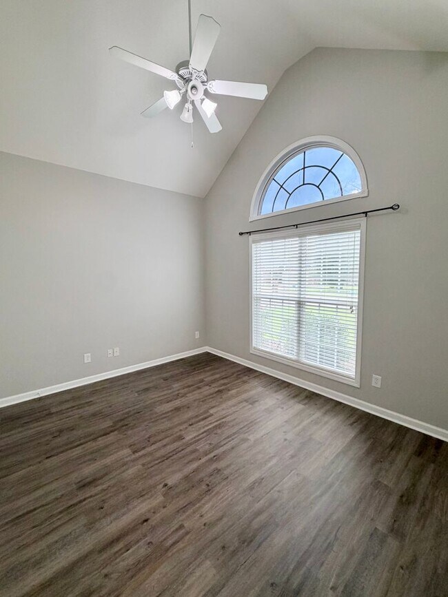 Building Photo - 705 Post Oak Way