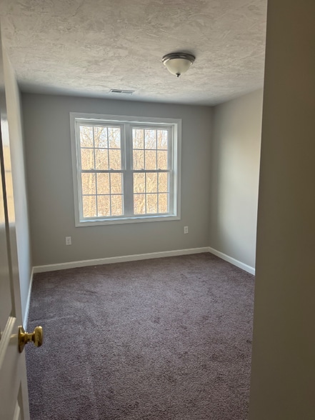 Building Photo - 15 Honeysuckle Rd