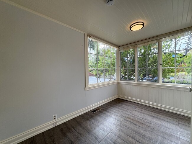 Building Photo - Charming Craftsman Style Home for Rent in ...